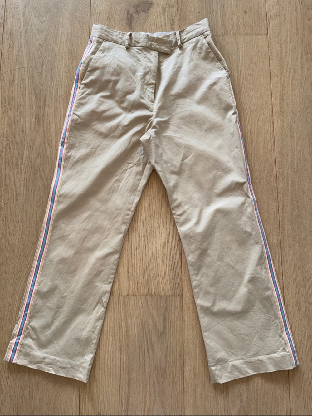 LILLY PULITZER! FUN! Women’s Size 6.  Tan Cropped, Side-Stripe Pants.